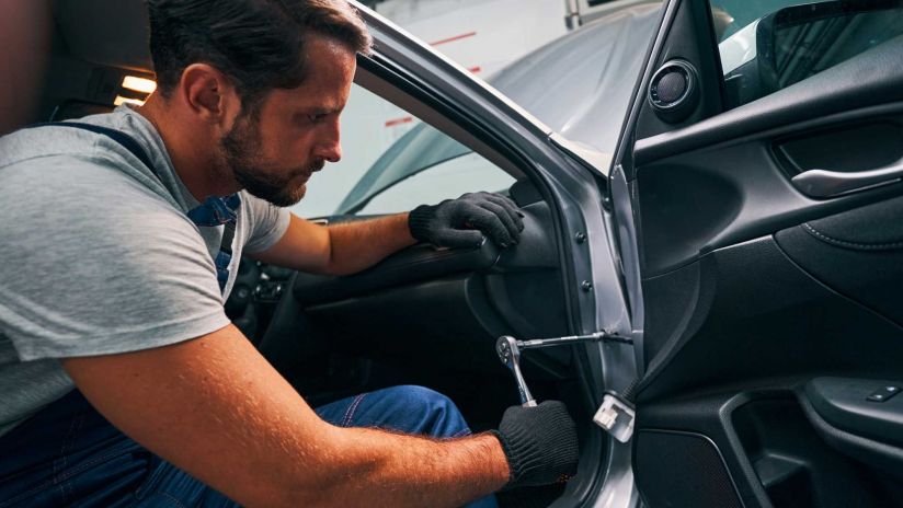 Le déblocage d'un écrou dans un atelier automobile