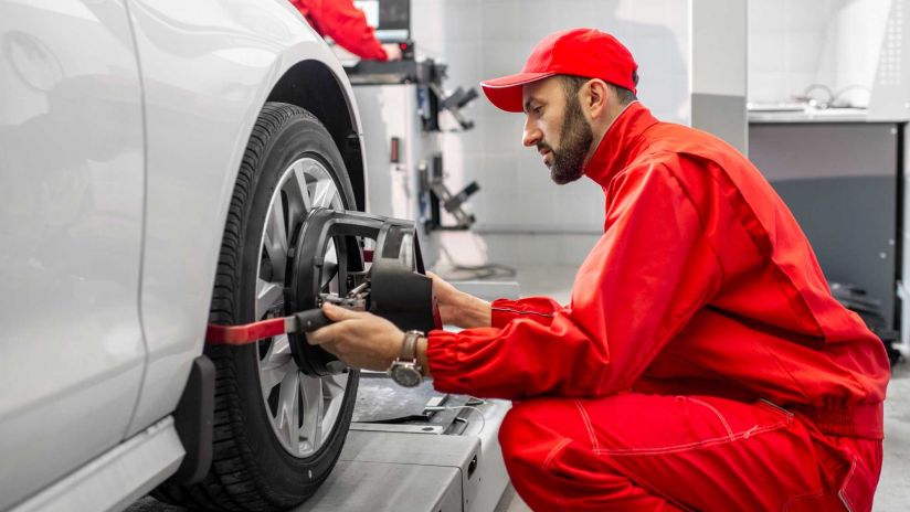 Un artisan automobile utilise de l'outillage pneumatique