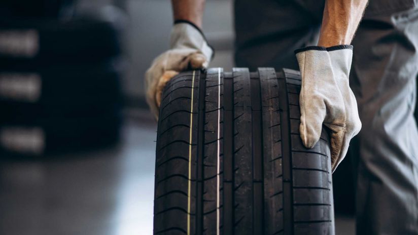 La réparation d'un pneu dans un atelier automobile